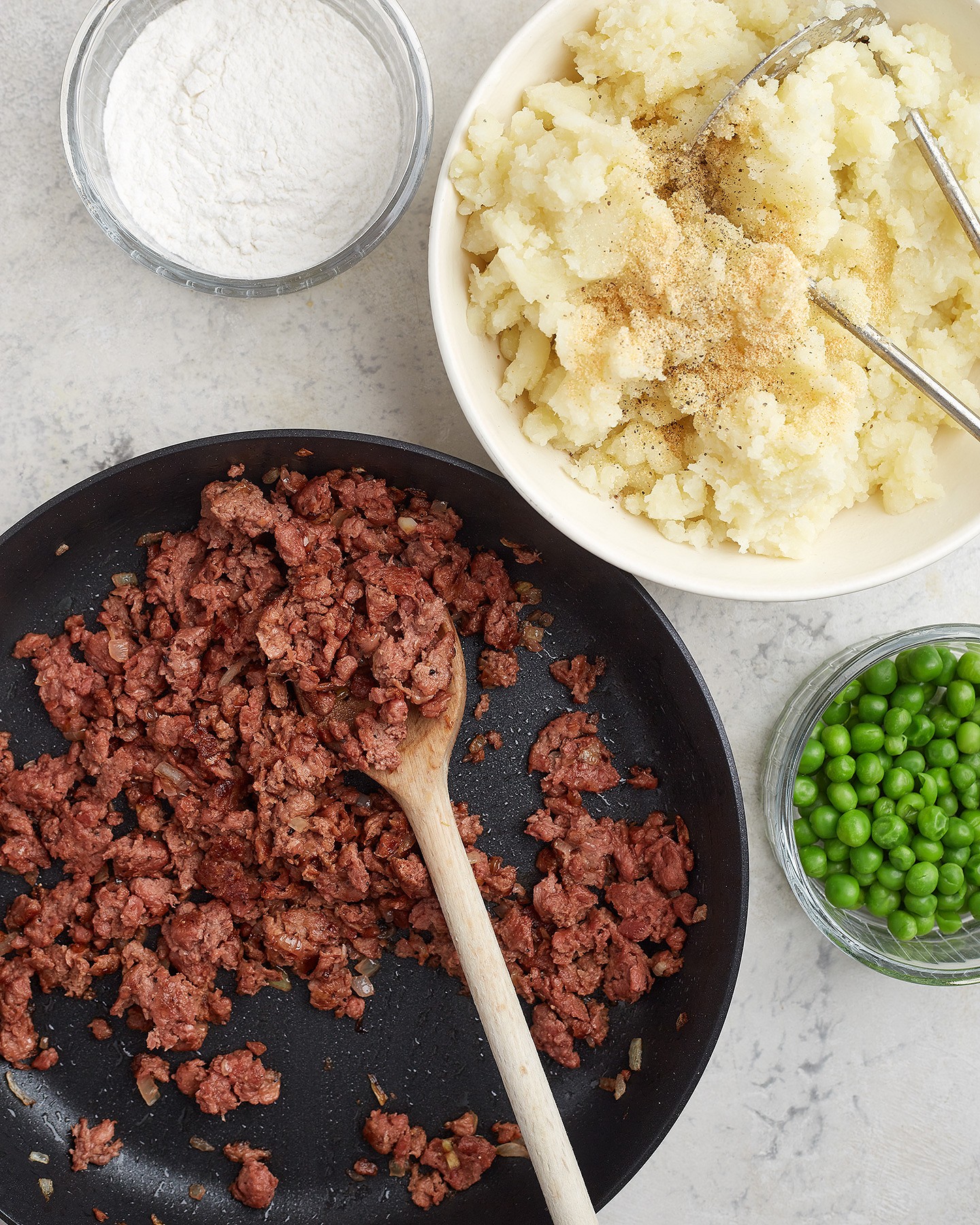 Potato pie with stuffing Eat me at and green peas - Photo №3