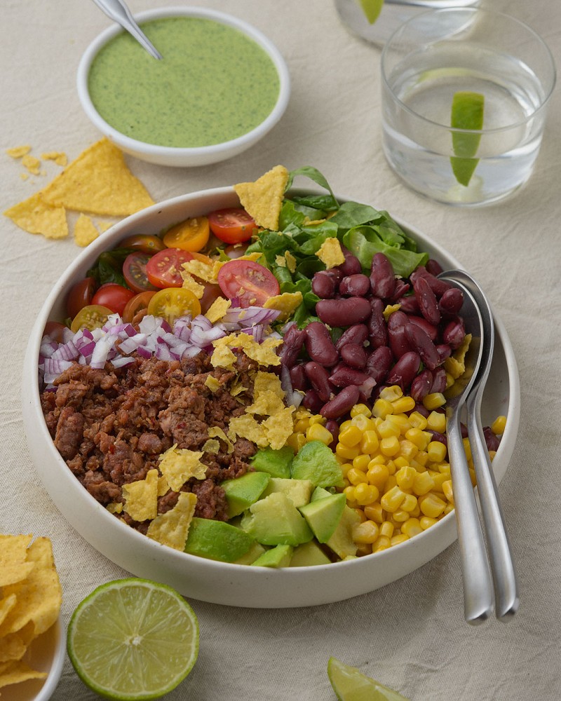 Тако салат з фаршем eat-me-eat і лаймово-кінзовою заправкою