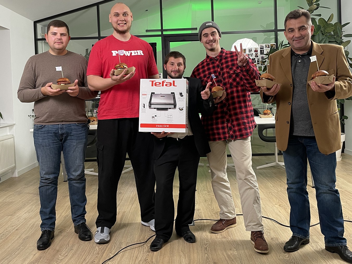 Eat me at: Burger eating competition - Photo №1