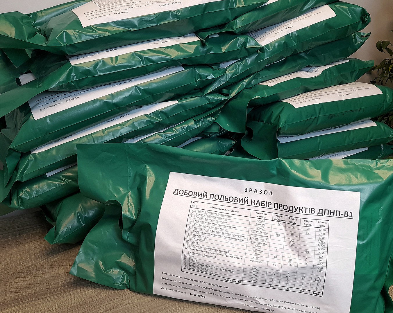 Eat me at разом з ГО "Кожна тварина" розробили веган-пайки для ЗСУ - Photo №1