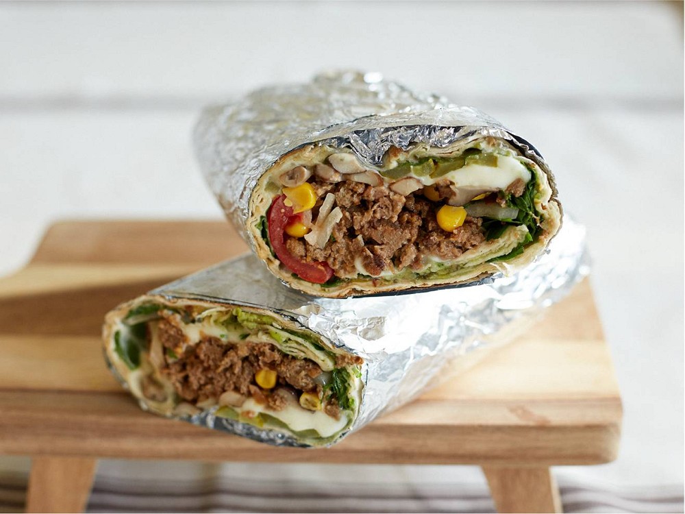 Roll with minced Eat Me At and mushrooms