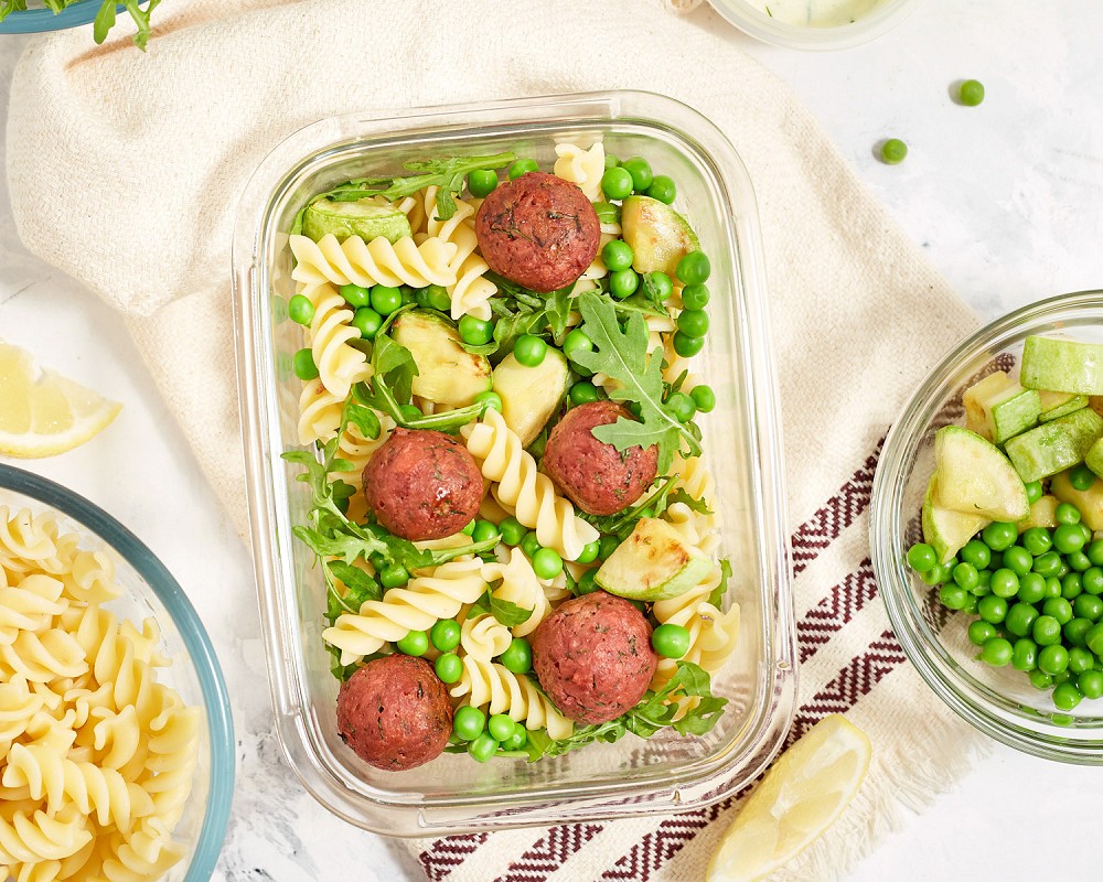 Summer pasta salad with meatballs Eat me at