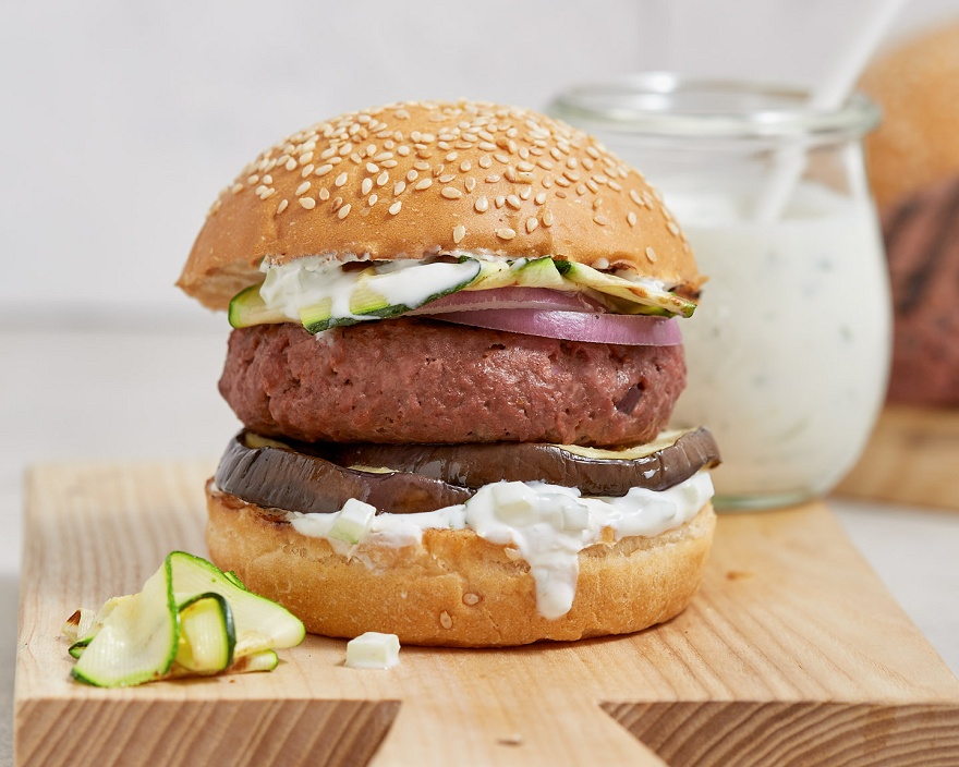 Burger with grilled vegetables, yogurt sauce and Eat me at - Photo №1
