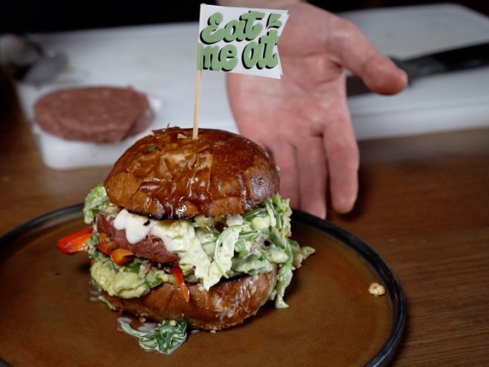 Messy asian burger with Eat me at