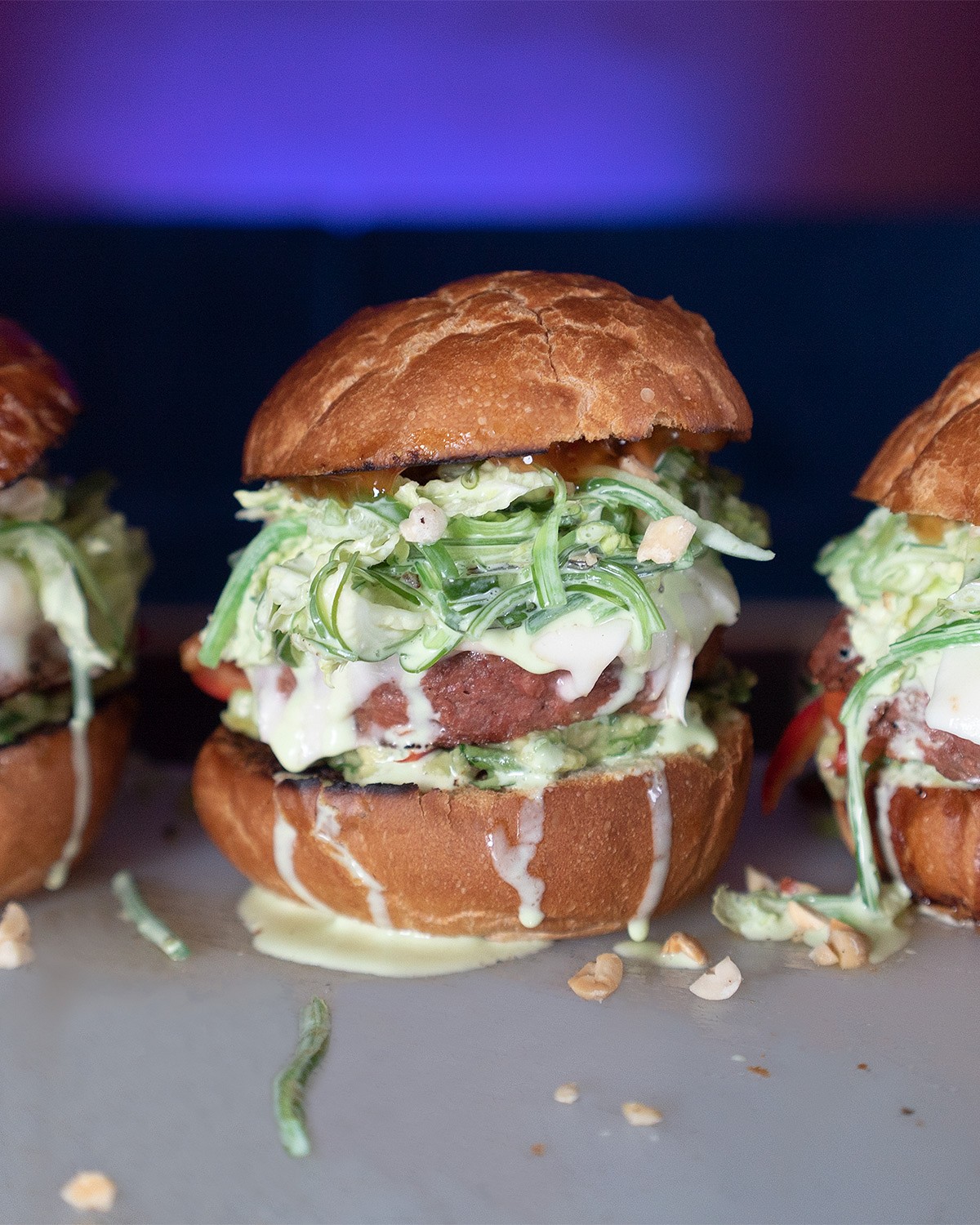 Messy asian burger with Eat me at - Photo №2