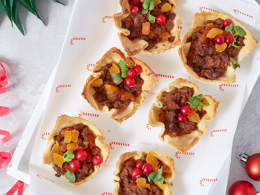 Mini-pies from filo dough with Eat me at and dried apricots (snack)